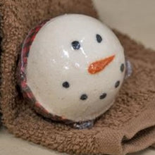 Load image into Gallery viewer, Vanilla Noel Snowman Bath Bomb
